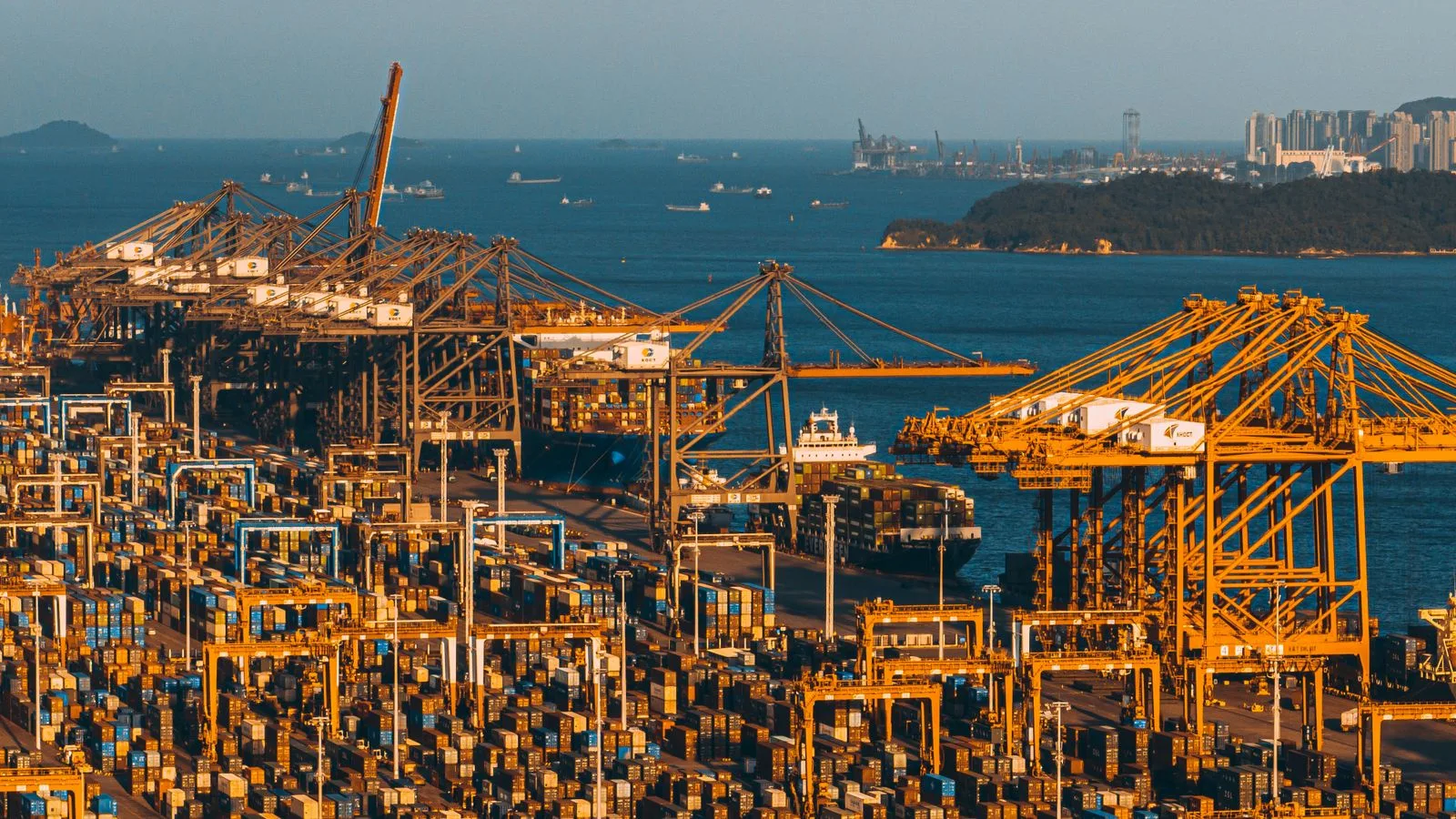 Puerto de contenedores en China al atardecer, ruta de exportación de gabinetes de cocina